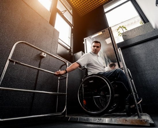 Sillas salvaescaleras curvas para escaleras con giros en Canovelles Plataformas salvaescaleras para locales comerciales en Canovelles